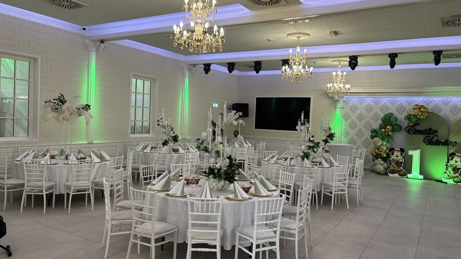 Festlich dekorierter Saal im Sallon 22