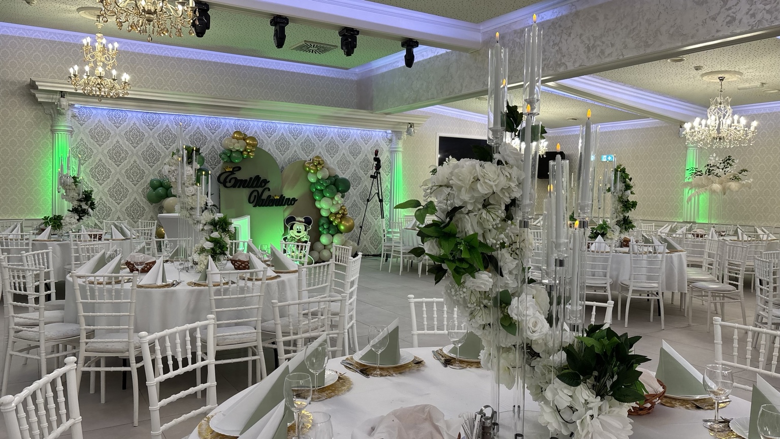 Elegant gedeckte Tische im Veranstaltungssaal von Sallon 22