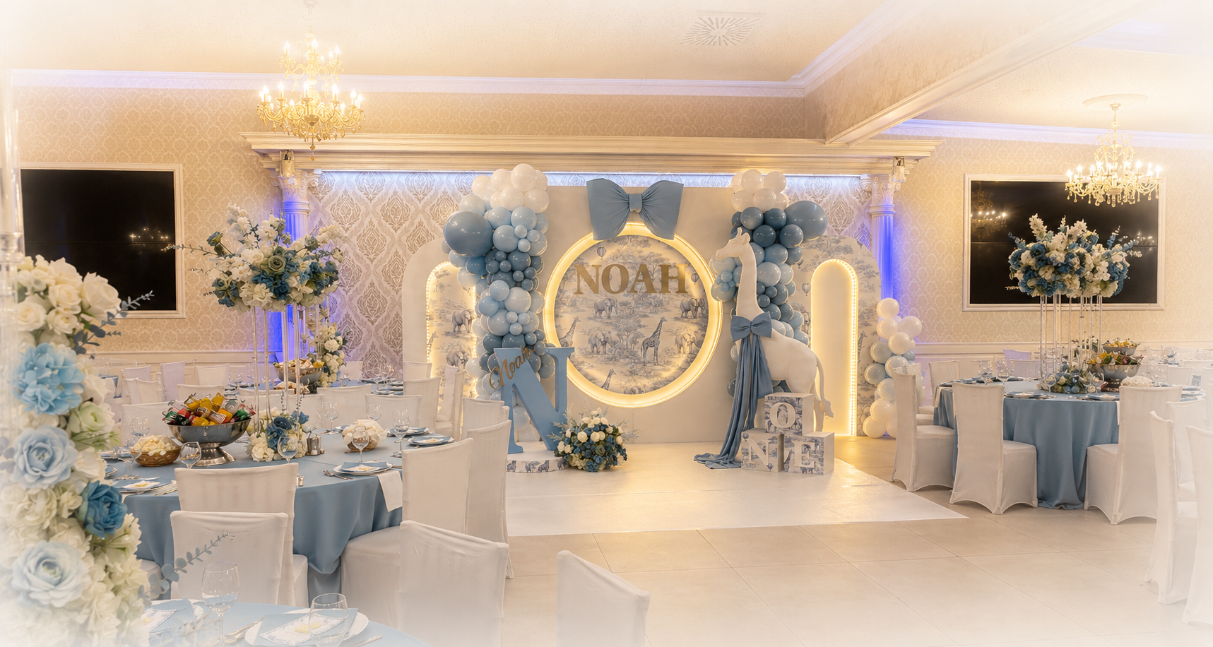 Elegant dekorierter Eventsaal von Sallon 22 in Blau und Creme mit Luftballons, Blumenarrangements und festlich gedeckten Tischen